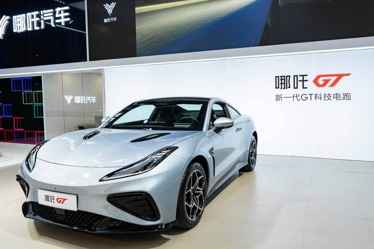 深圳323哪吒汽车在智能汽车领域的表现，领途汽车在新能源汽车市场中的影响力